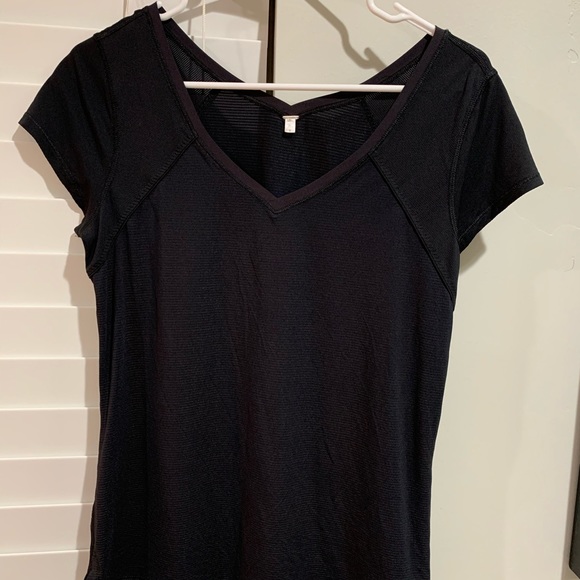 Lulu lemon workout shirt. - Picture 2 of 2